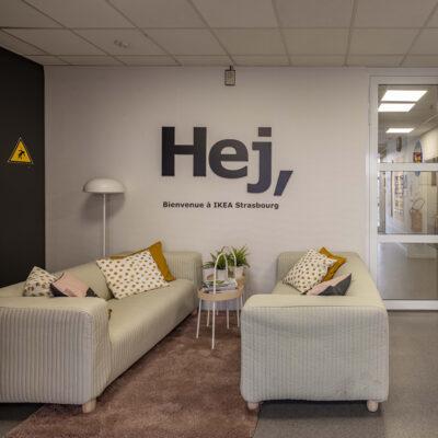 locaux IKEA avec canapés