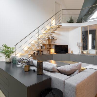 salon avec escalier design