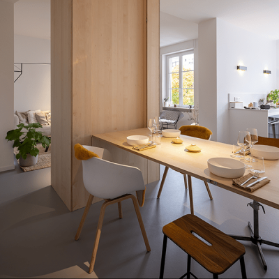 Table à manger avec chaises de différents styles